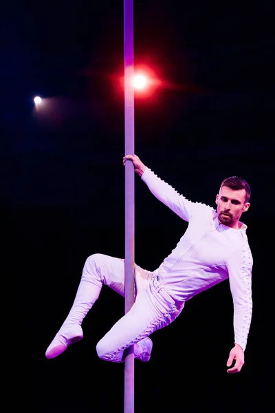 Akrobat Schaut Weg Während Auf Schwarzlicht Performt — Stockfoto