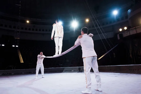 Acrobaten Ter Ondersteuning Van Mens Lopen Metalen Paal Circus — Stockfoto