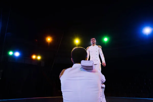 Vue Dos Homme Debout Près Acrobate Effectuant Dans Cirque — Photo