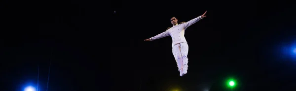 Panorámás Lövés Jóképű Akrobata Kinyújtott Kézzel Arénában Cirkusz — Stock Fotó