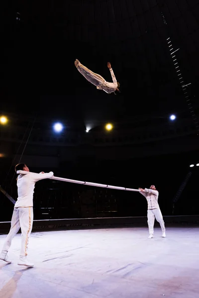 Air Acrobat Skoków Podczas Wykonywania Pobliżu Biegun Cyrku — Zdjęcie stockowe