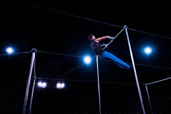 Низкоугловой Вид Гимнаста Выступающего Горизонтальных Брусьях Арене Цирка — стоковое фото