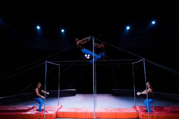 Beaux Gymnastes Jouant Sur Des Barres Horizontales Dans Cirque — Photo