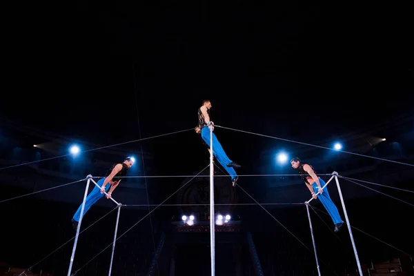 Visão Baixo Ângulo Ginastas Que Apresentam Bares Horizontais Circo — Fotografia de Stock
