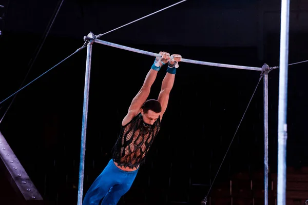 Homme Athlétique Produisant Sur Des Barres Horizontales Dans Arène Cirque — Photo