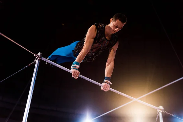 Athletic Gymnast Performing Horizontal Bars Arena Circus — Stock Photo, Image