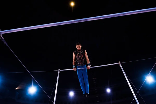 Low Angle View Athletic Gymnast Performing Horizontal Bars Arena Circus — Stock Photo, Image