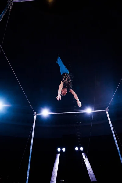 Low Angle View Gymnast Balancing Horizontal Bars Arena Circus — Stock Photo, Image