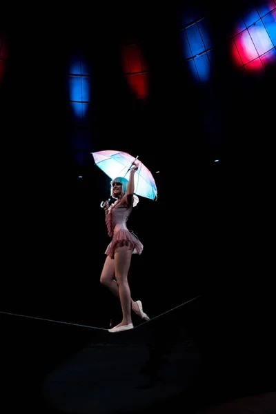 Happy Aerial Acrobat Costume Holding Umbrella Standing Rope — Stock Photo, Image