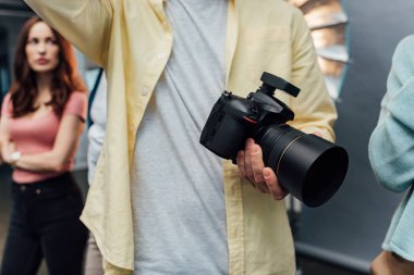Kamerayı tutan fotoğrafçının seçici odağı 