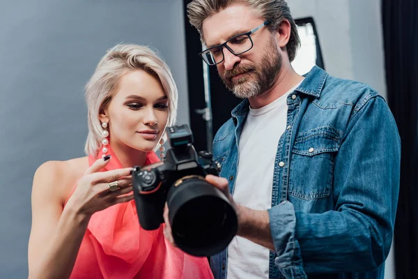 Handsome Art Director Holding Digital Camera Attractive Model — Stock Photo, Image