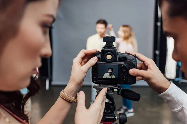 Foco Seletivo Câmera Digital Com Foto Modelo Bonito Perto Diretor — Fotografia de Stock