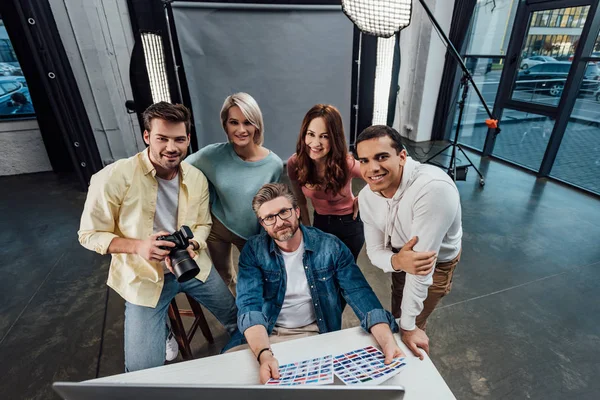 Overhead View Happy Creative Director Assistants Looking Camera Photo Studio — Stock Photo, Image