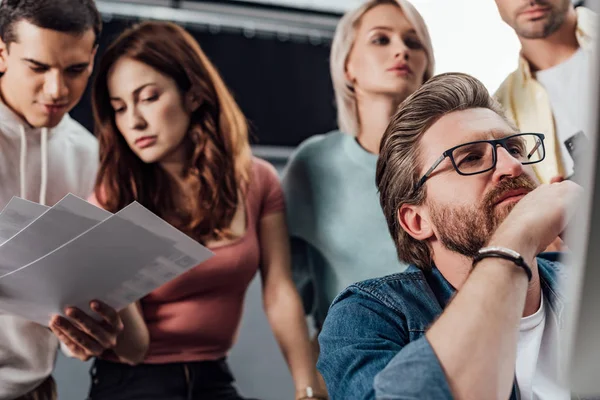 Selectieve Focus Van Bebaarde Art Director Bij Assistenten — Stockfoto