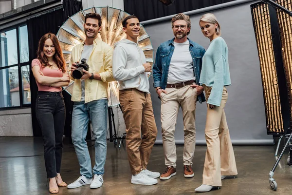 Positive Team Smiling While Looking Camera Photo Studio — Stock Photo, Image