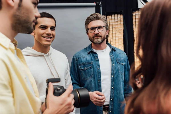 Enfoque Selectivo Del Hombre Feliz Mirando Cámara Cerca Director Arte — Foto de Stock