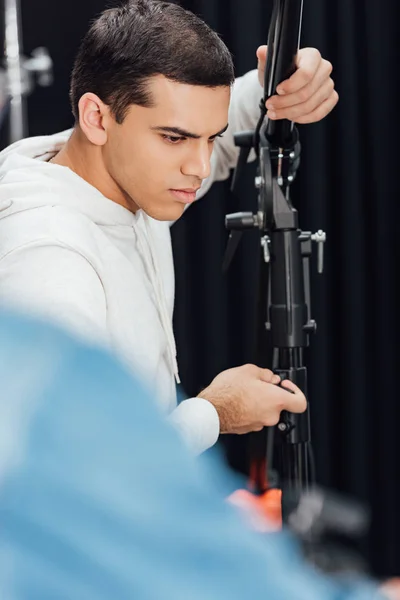 Selective Focus Handsome Man Holding Light Stand Photo Studio — ストック写真