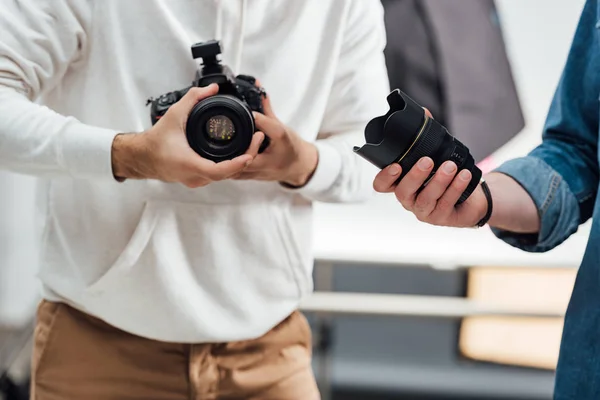 Bijgesneden Beeld Van Fotograaf Houden Van Digitale Camera Buurt Van — Stockfoto