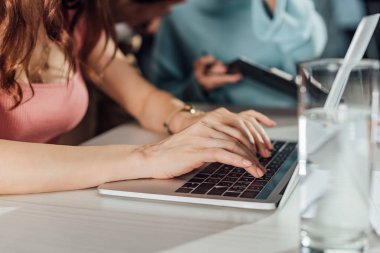 Bilgisayar klavyesinde yazı yazan sanat yönetmeninin kırpılmış görünümü 