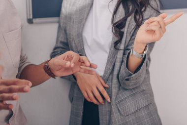 İşadamı ve işkadınının ofiste el kol hareketi yapması 