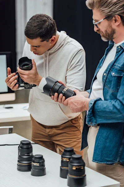 Direttore Artistico Barbuto Tenendo Obiettivo Foto Vicino Fotografo — Foto Stock