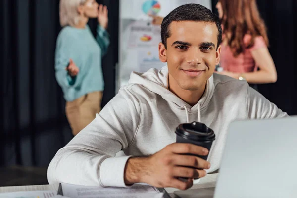 Enfoque Selectivo Feliz Director Arte Sosteniendo Taza Papel Mientras Utiliza — Foto de Stock