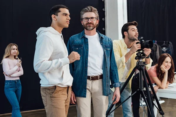 Enfoque Selectivo Asistente Guapo Pie Cerca Director Arte Feliz Gafas — Foto de Stock