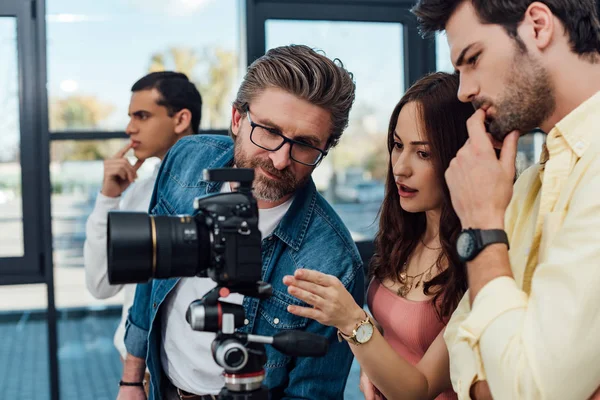 Enfoque Selectivo Del Director Arte Mirando Cámara Digital Cerca Asistentes —  Fotos de Stock