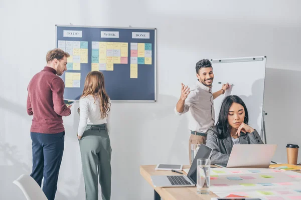 Mestizo Hombre Raza Con Extendido Manos Cerca Asiático Empresario Scrum — Foto de Stock