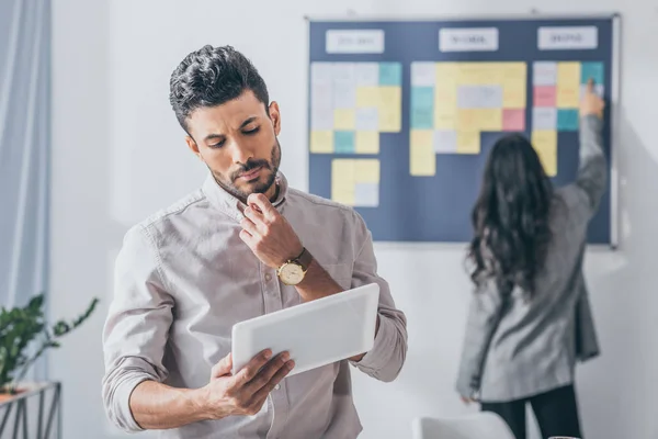 Selective Focus Handsome Mixed Race Scrum Master Using Digital Tablet — Stock Photo, Image