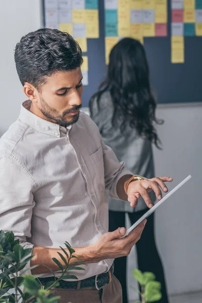 Selektivt Fokus Blandad Ras Scrum Mästare Med Hjälp Digital Tablett — Stockfoto