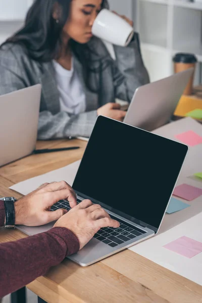 Recortado Vista Scrum Maestro Mecanografía Ordenador Portátil Con Pantalla Blanco — Foto de Stock