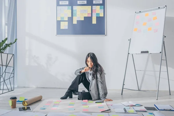 Hermosa Asiático Scrum Maestro Sentado Piso Cerca Gadgets Pegajoso Notas — Foto de Stock