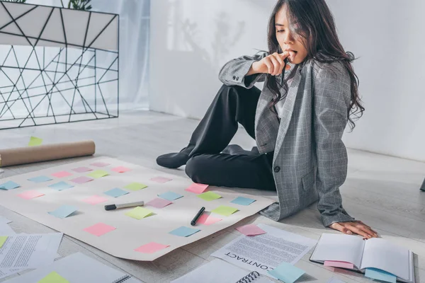 Aantrekkelijke Aziatische Scrum Meester Zitten Vloer Denken Kantoor — Stockfoto