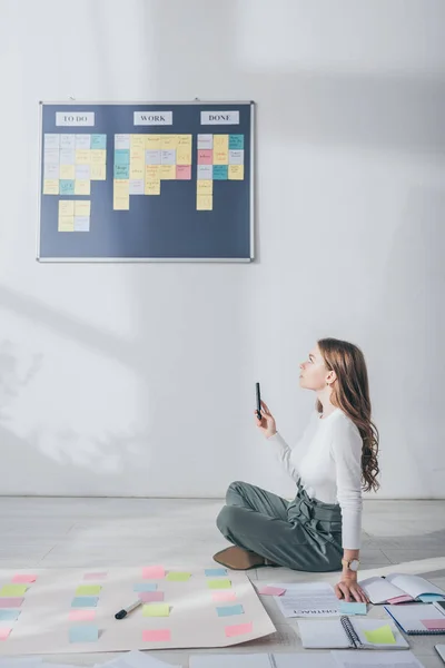 Eftertänksam Scrum Mästare Tittar Ombord Med Bokstäver När Sitter Golvet — Stockfoto