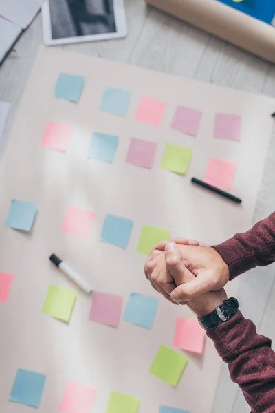 Ovanifrån Scrum Master Sitter Med Spända Händer Nära Klibbiga Anteckningar — Stockfoto