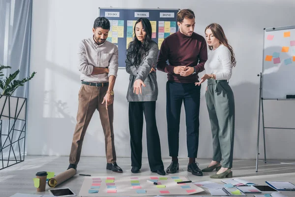 Multicultural Scrum Masters Gesturing Talking Sticky Notes Floor — Stock Photo, Image