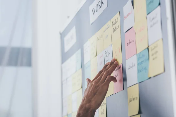 Ausgeschnittene Ansicht Eines Geschäftsmannes Der Klebrige Notizen Mit Briefen Büro — Stockfoto