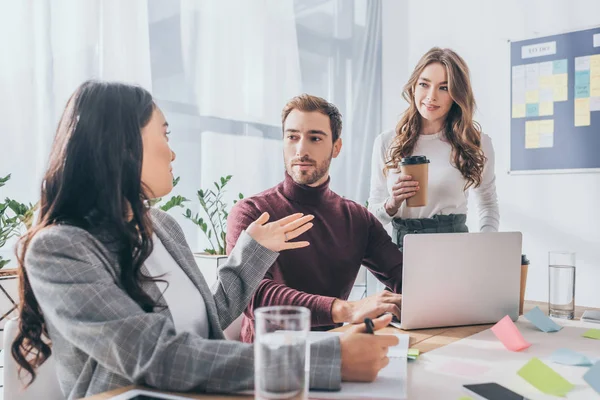 Asiatisk Affärskvinna Gestikulerar Nära Medarbetare Ämbetet — Stockfoto