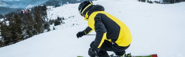 Kışın kask giyen sporcunun panoramik çekimi