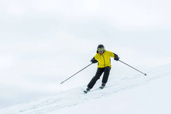 Esquiador segurando paus de esqui e esportes no inverno — Fotografia de Stock