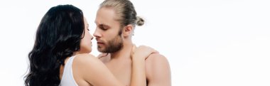 Beyaz iç çamaşırlı, beyaz iç çamaşırlı, izole bir şekilde öpüşen seksi çiftin panoramik fotoğrafı.