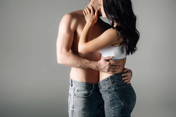 Leidenschaftliches Junges Paar Umarmt Und Küsst Sich Auf Grau — Stockfoto