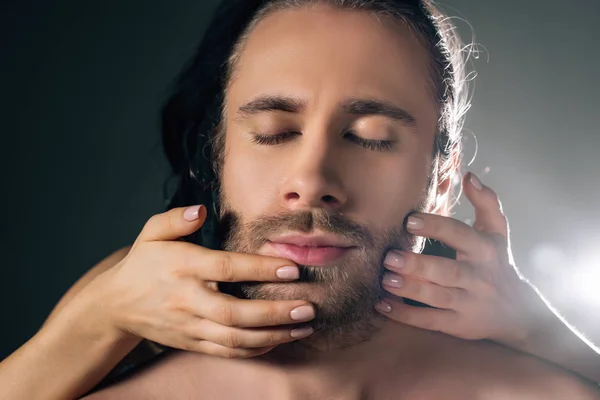 Chica Tocando Cara Hombre Guapo Con Los Ojos Cerrados Gris —  Fotos de Stock