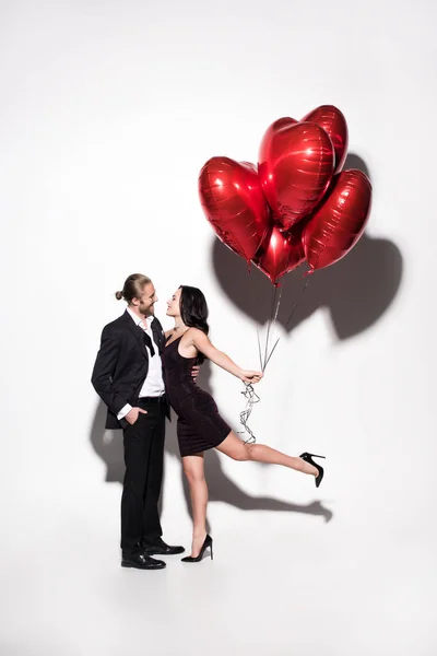 Sonriente Pareja Sosteniendo Rojo Corazón Forma Globos San Valentín Día — Foto de Stock