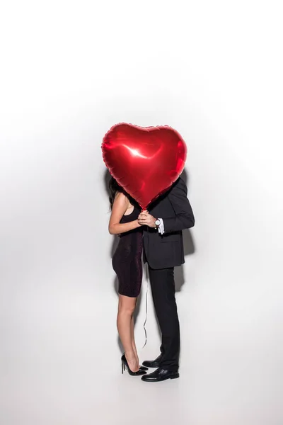 Paar Hält Roten Herzförmigen Ballon Vor Gesicht Valentinstag Auf Weiß — Stockfoto