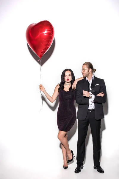 Junges Paar Hält Roten Herzförmigen Ballon Valentinstag Auf Weiß — Stockfoto
