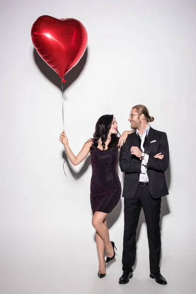 Glückliches Paar Hält Roten Herzförmigen Ballon Valentinstag Auf Weiß — Stockfoto