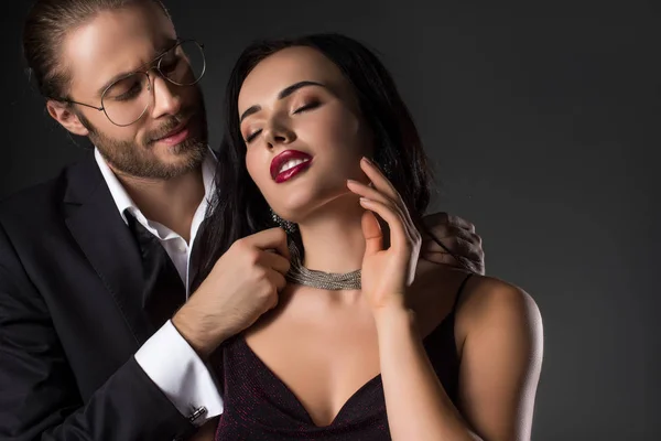 Mann Trägt Halskette Seiner Zarten Freundin Valentinstag Isoliert Auf Grau — Stockfoto