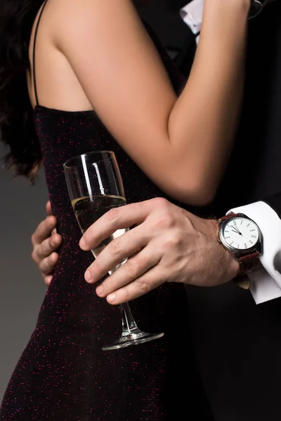 Gri Renkte Izole Edilmiş Ellerinde Şampanya Kadehiyle Sarılan Çiftin Kısmi — Stok fotoğraf